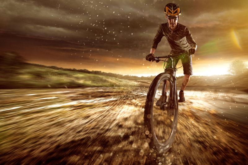 在户外行驶的越野山地自行车