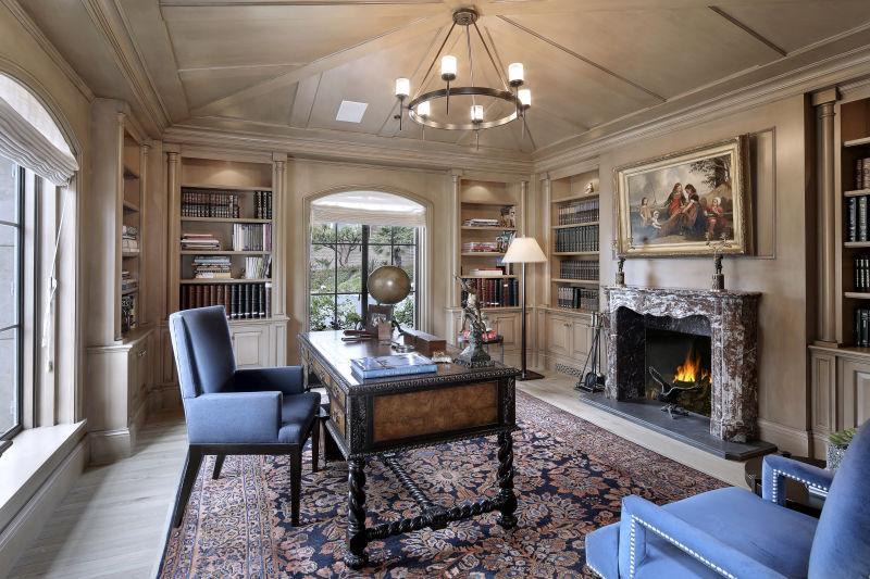 窗帘卷起来的豪华客厅室内壁炉与家具设计