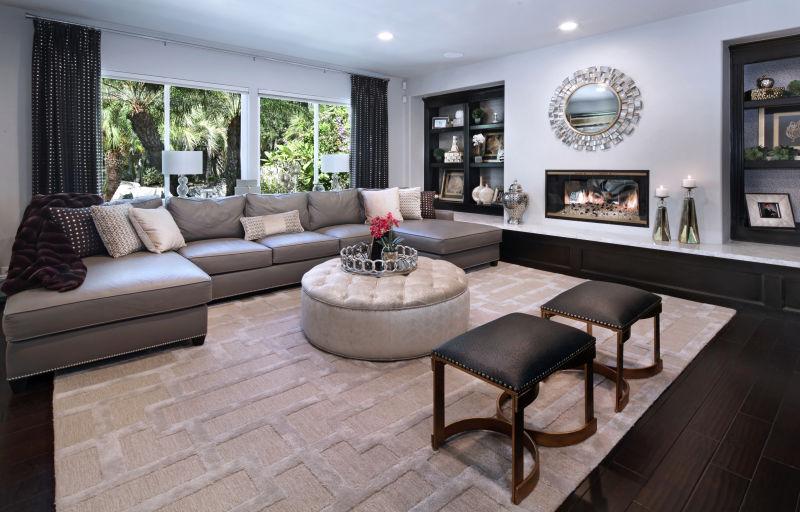 灰色客厅的背景墙与石膏壁炉框架