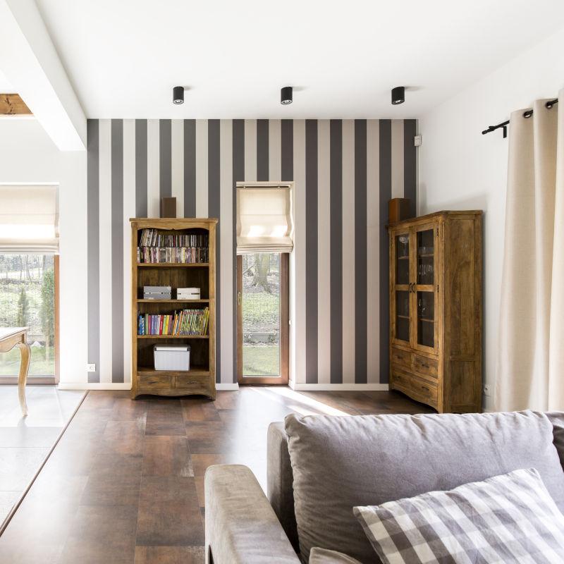 室内带条纹壁纸和沙发与橱柜的时尚舒适的家居