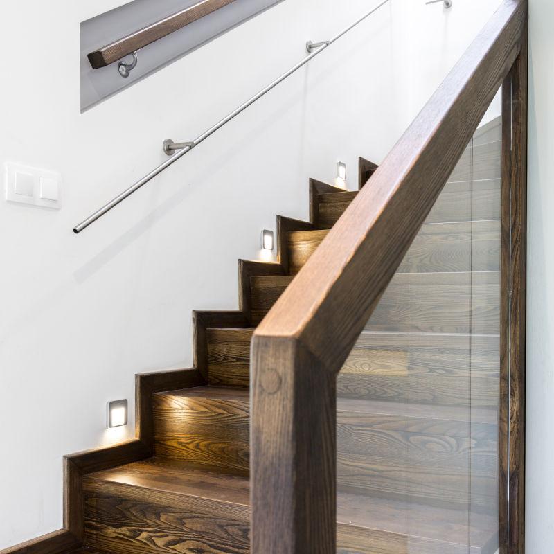 带有现代住宅的灯光的宽敞的木制楼梯