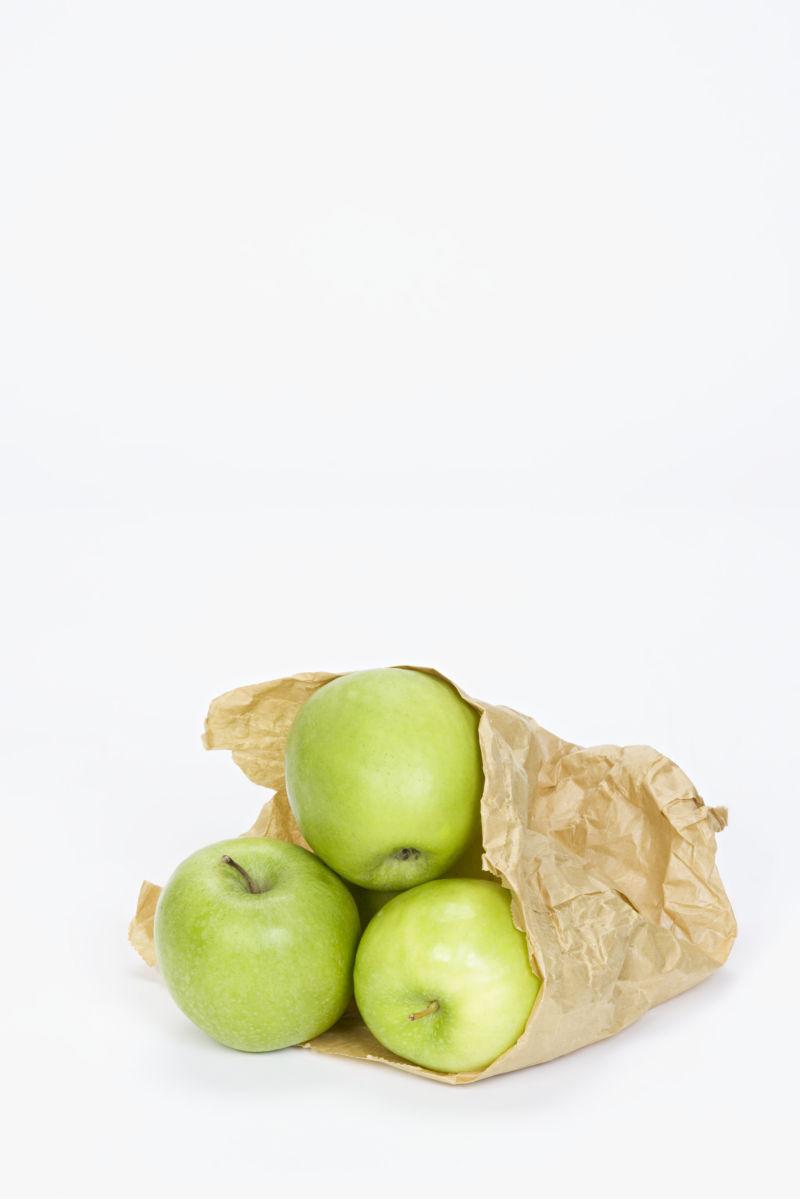 绿色苹果图片 白色背景上购物袋里的绿色苹果素材 高清图片 摄影照片 寻图免费打包下载