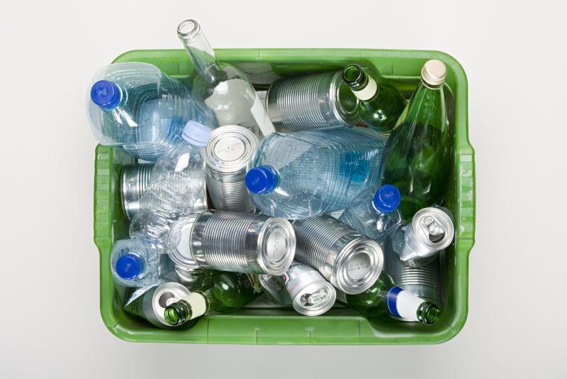 绿色箱子里的可回收垃圾