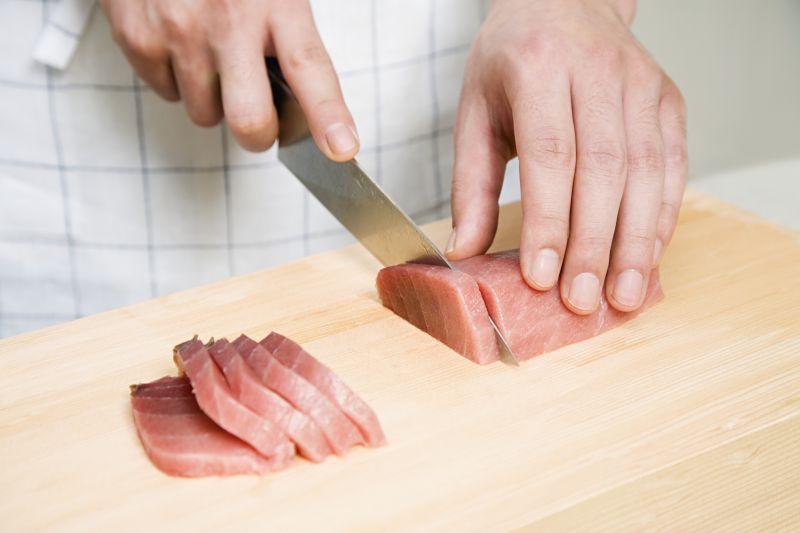 在切鱼肉的厨师