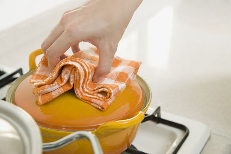 在厨房煲汤的家庭主妇