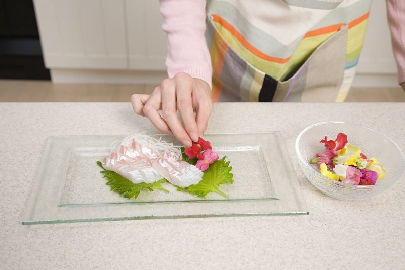 给菜加装饰的女人