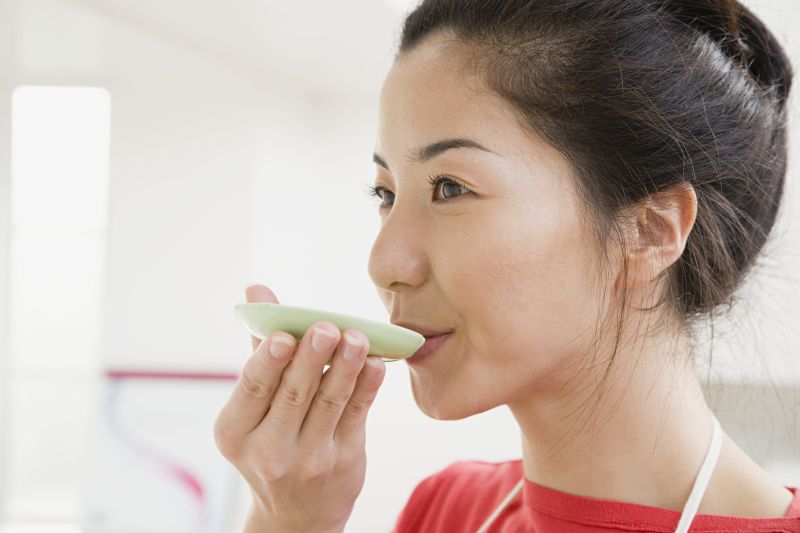女人在盘子里喝水