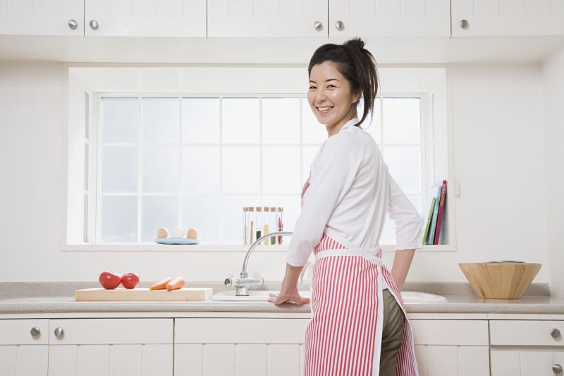 厨房里的年轻女人