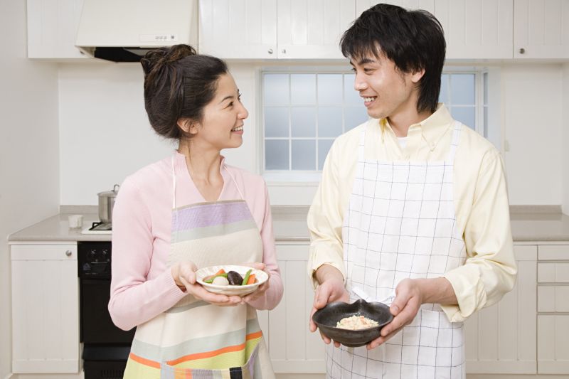 情侣两人都捧着一碗菜