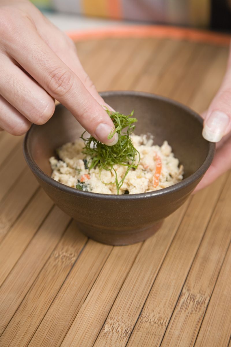 在饭碗中饭绿色蔬菜