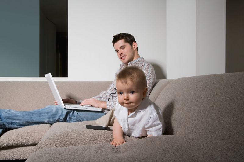 沙发上玩耍的婴儿