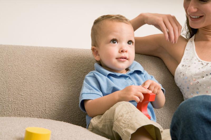 沙发上的母亲和婴儿