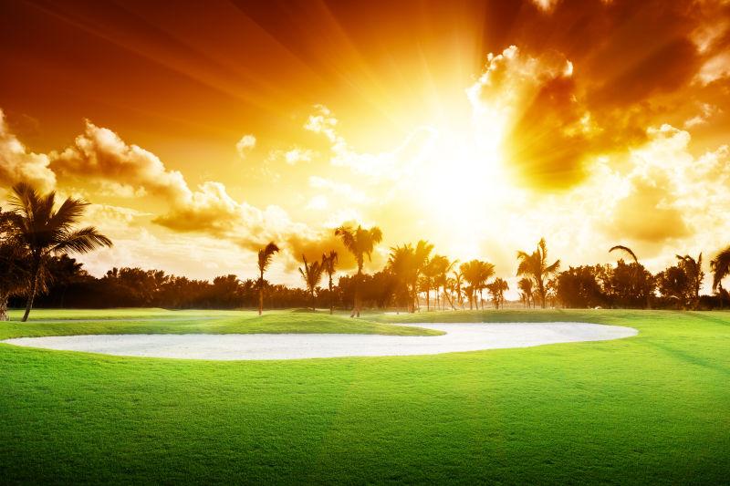高尔夫球场上的日落