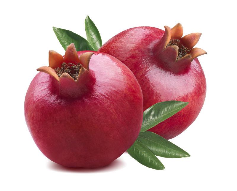 白色背景上两个红色新鲜石榴