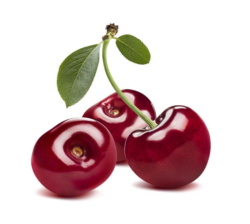 白色背景上三个诱人的红樱桃