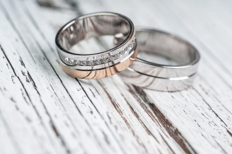 木板上的镶嵌着钻石的对戒