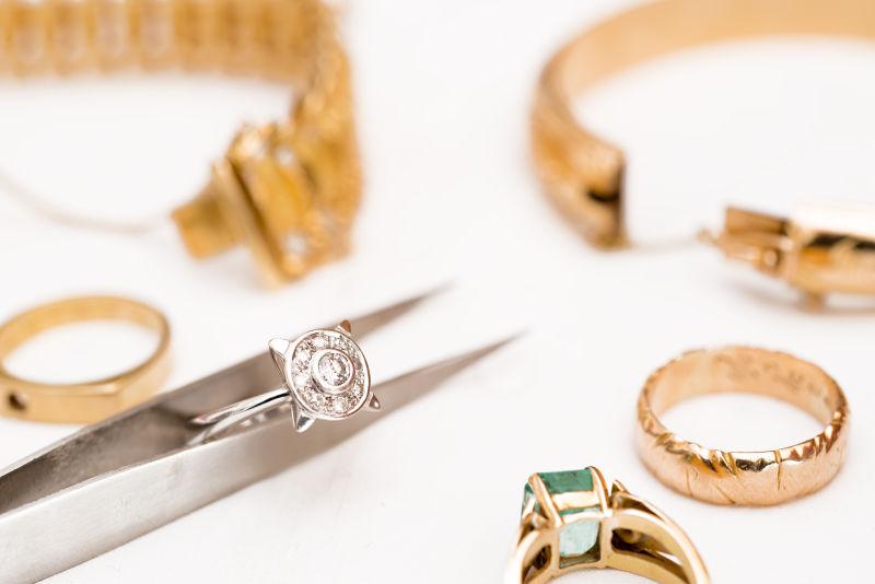 灰色背景下制作钻石首饰的工具