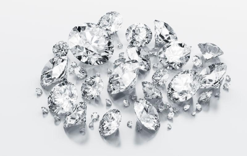 白色背景下的大小不一的钻石