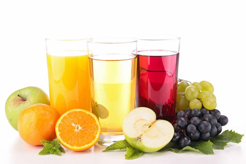 各种新鲜的水果和蔬果汁