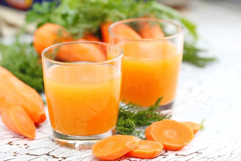 新鲜的胡萝卜和可口美味的胡萝卜汁