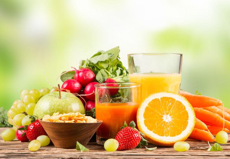 各种蔬果和两杯新鲜的果汁