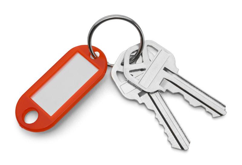 白色背景中的钥匙和红色钥匙链