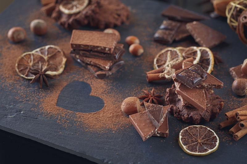 桌上的巧克力和坚果