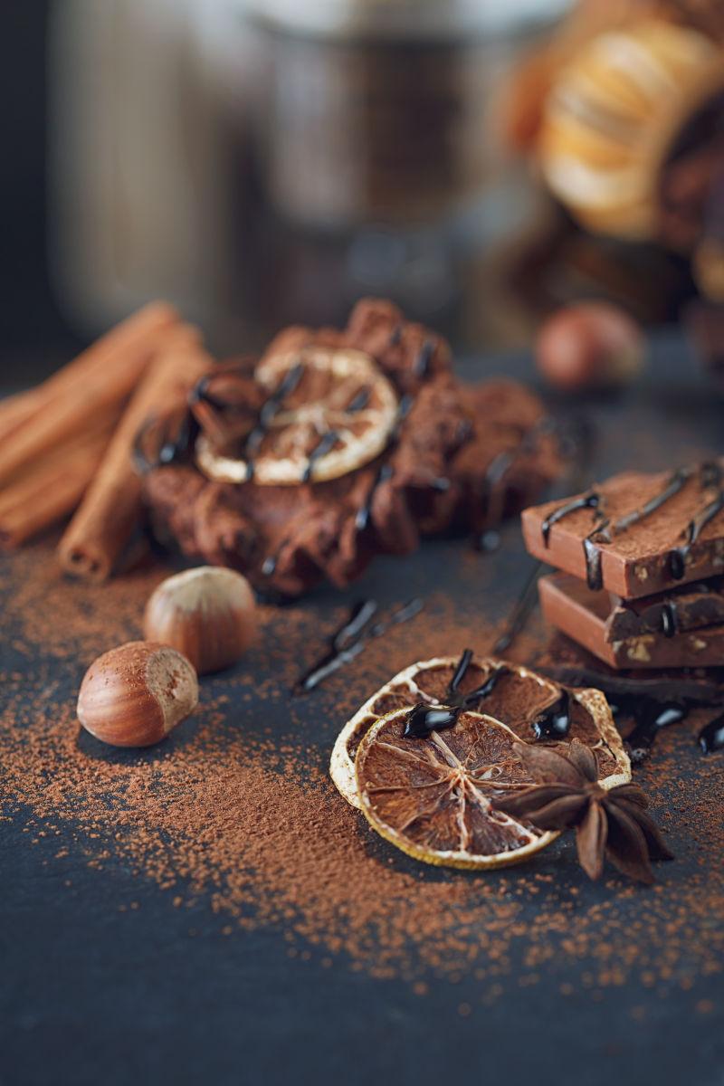 桌子上的柠檬干坚果巧克力