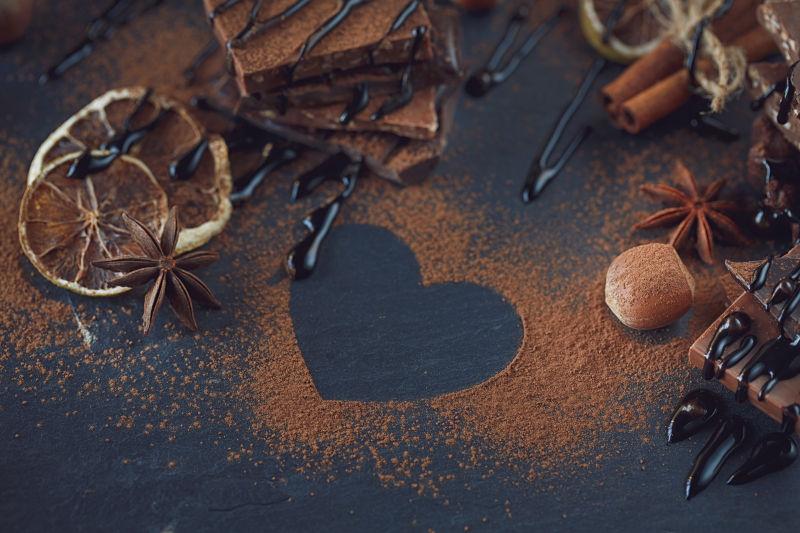 桌上的各种的巧克力和坚果