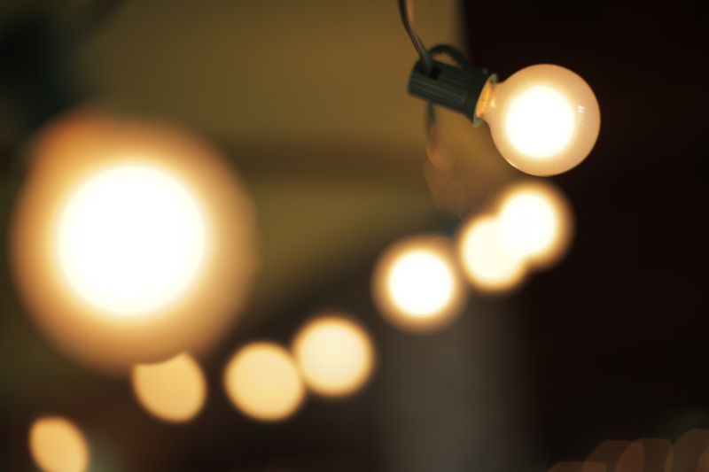 霓虹灯背景下的灯泡