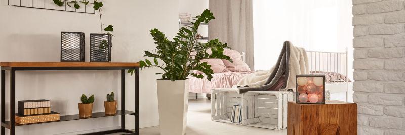 从现代风格客厅看舒适的卧室