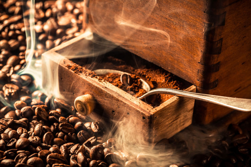 新鲜的咖啡豆与咖啡粉