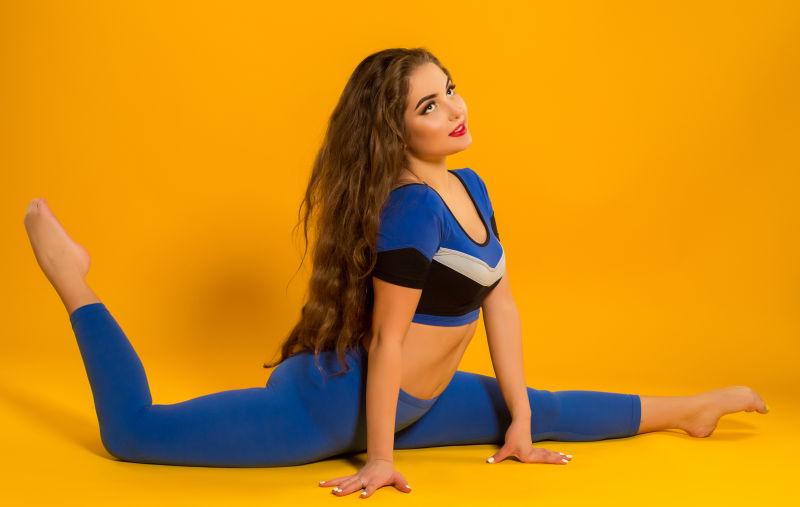 黄色背景上体操美女