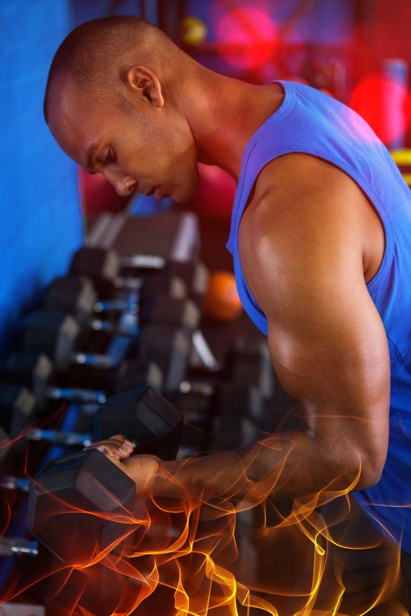 冲满力量举哑铃的男人