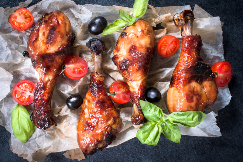 油纸上的烤鸡腿