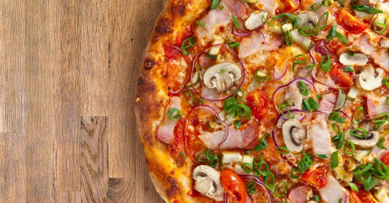 老木桌上新鲜蘑菇披萨