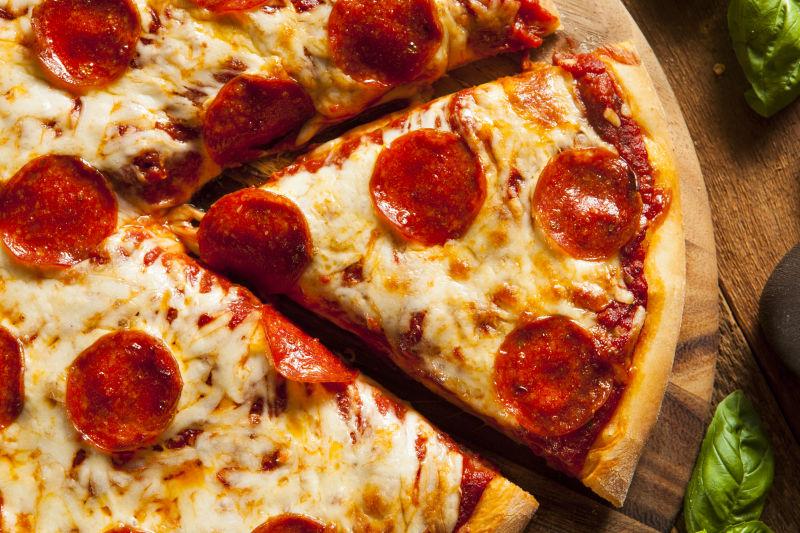 热自制香肠披萨准备吃