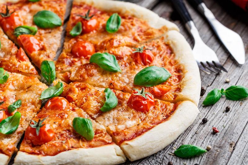 意大利比萨在一个木制的餐桌上