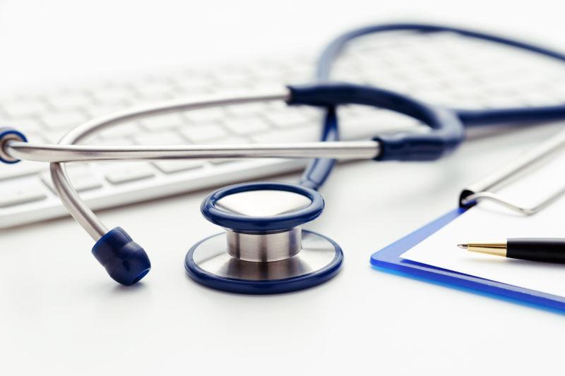 白色背景下的听诊器键盘