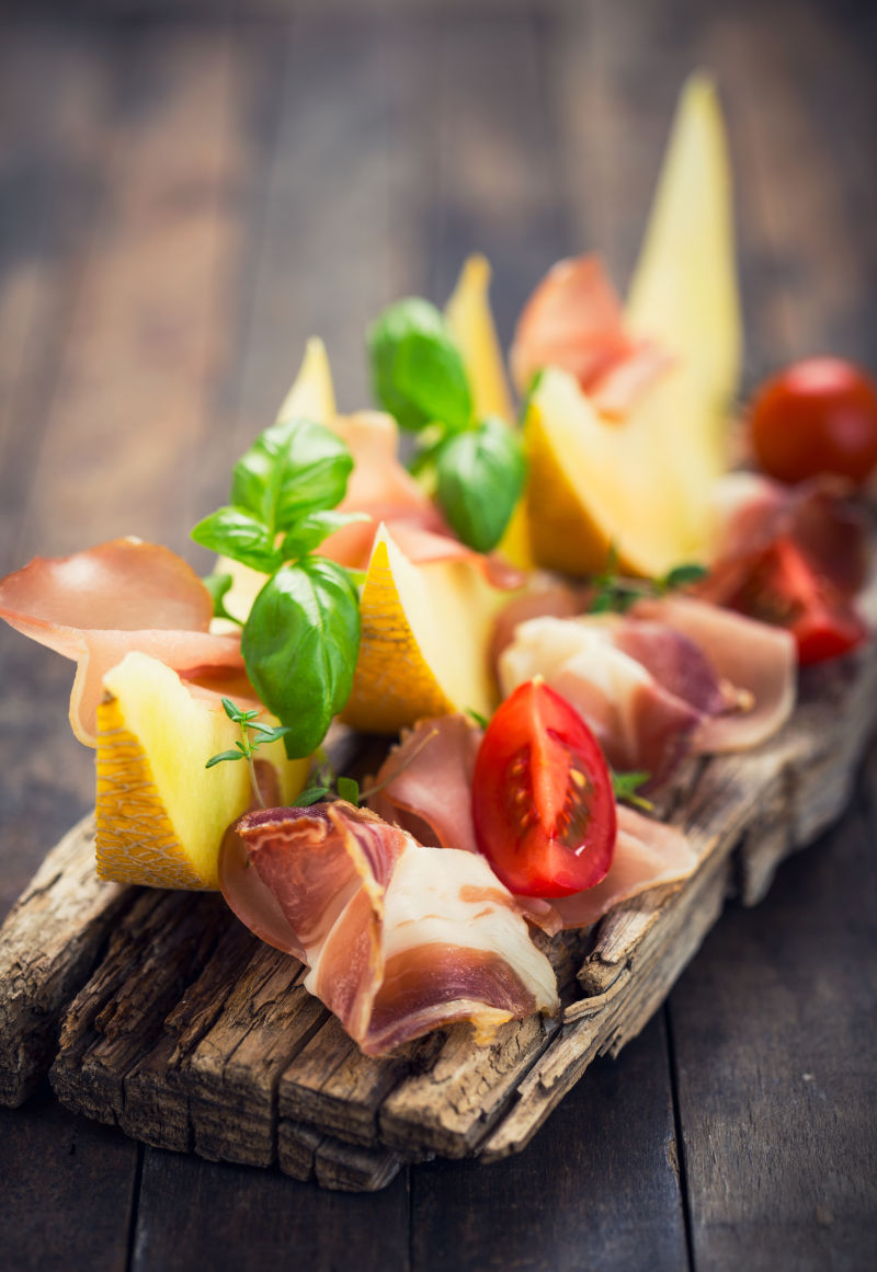 木板上的水果肉片