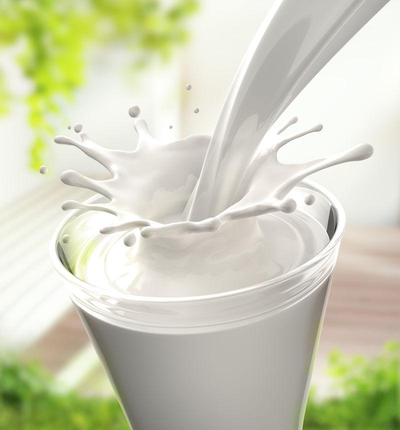 往玻璃杯里倒入新鲜牛奶