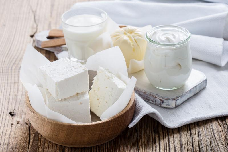 乡村木桌上的有机乳制品