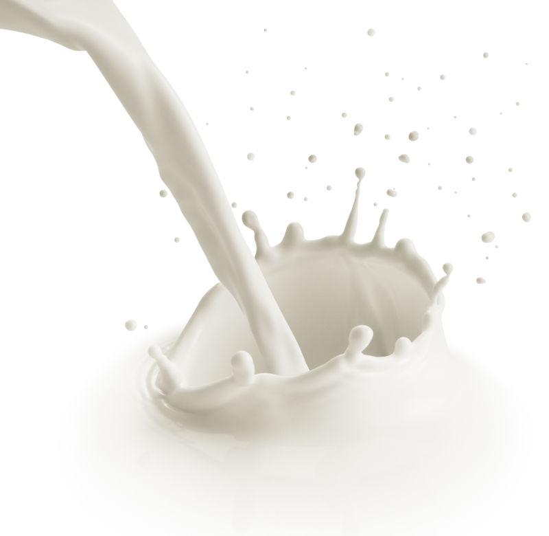 新鲜的牛奶产生飞溅