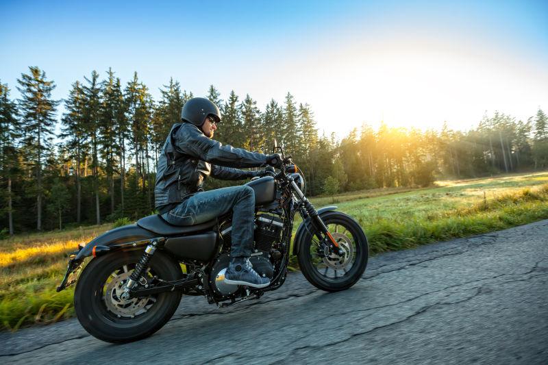 在公路上骑着摩托车的人