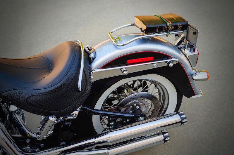 灰色背景下的绑着的摩托车摄影