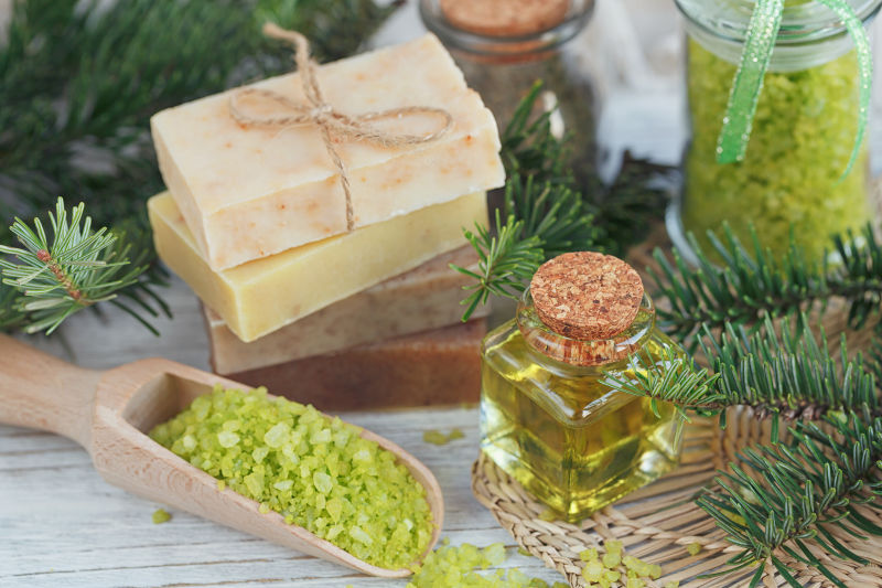 木质板上的肥皂香水和天然浴盐