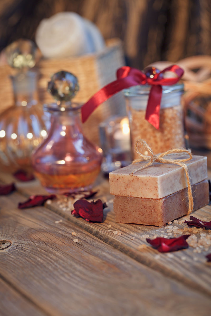 棕色木质板上的肥皂