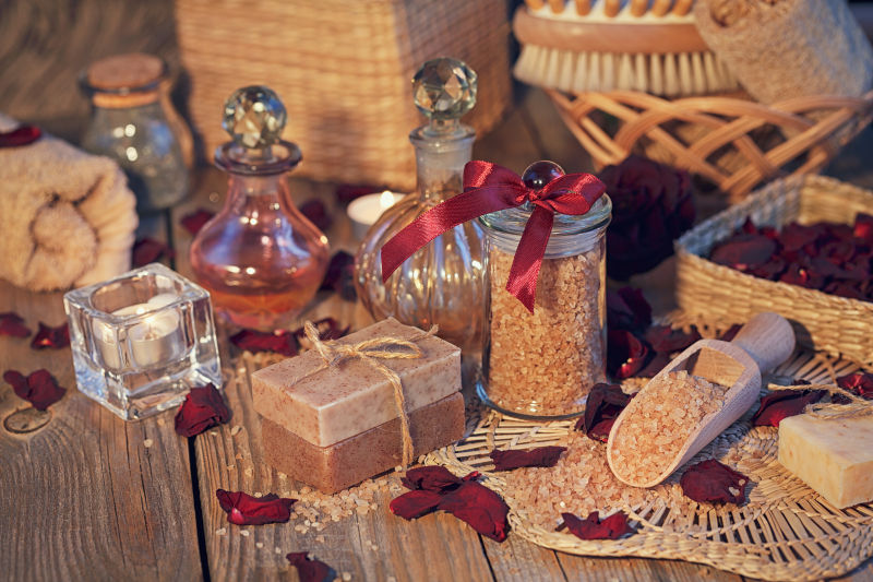 木质板上的各种浴盐