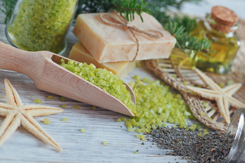 木质板上绿色天然浴盐