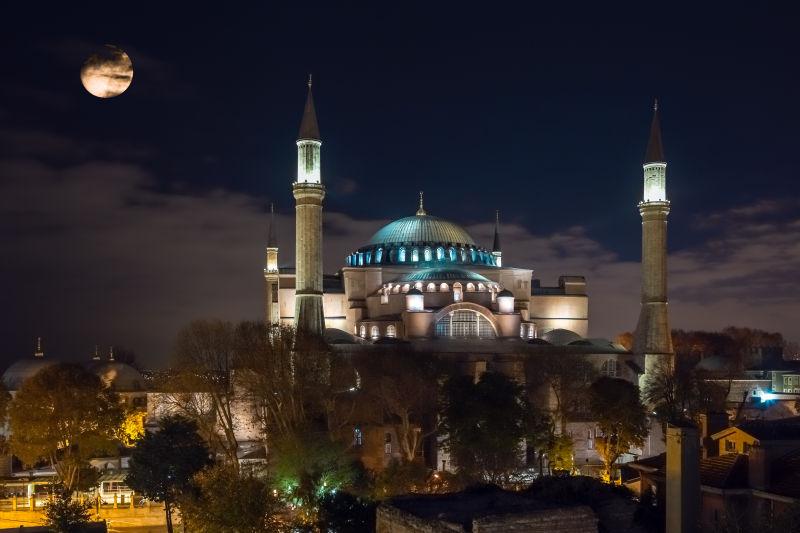 夜色下美丽的索菲亚大教堂